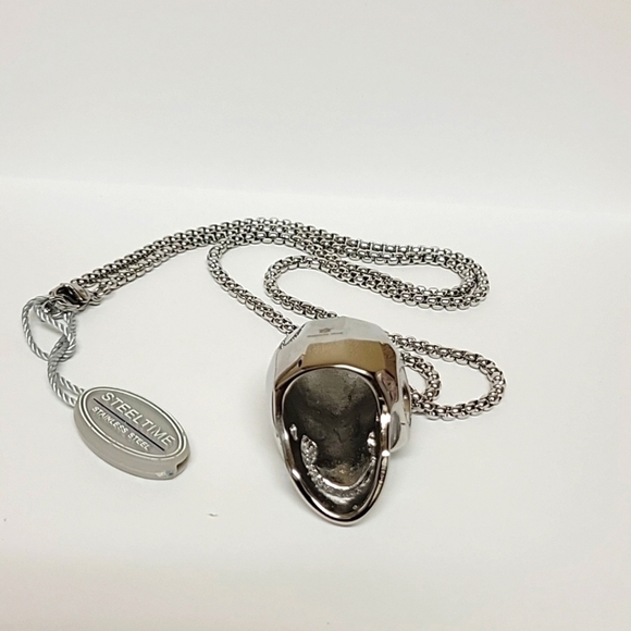 Stainless Steel Scull Pendant on a 22 inch Stainless cable chain - Picture 4 of 5